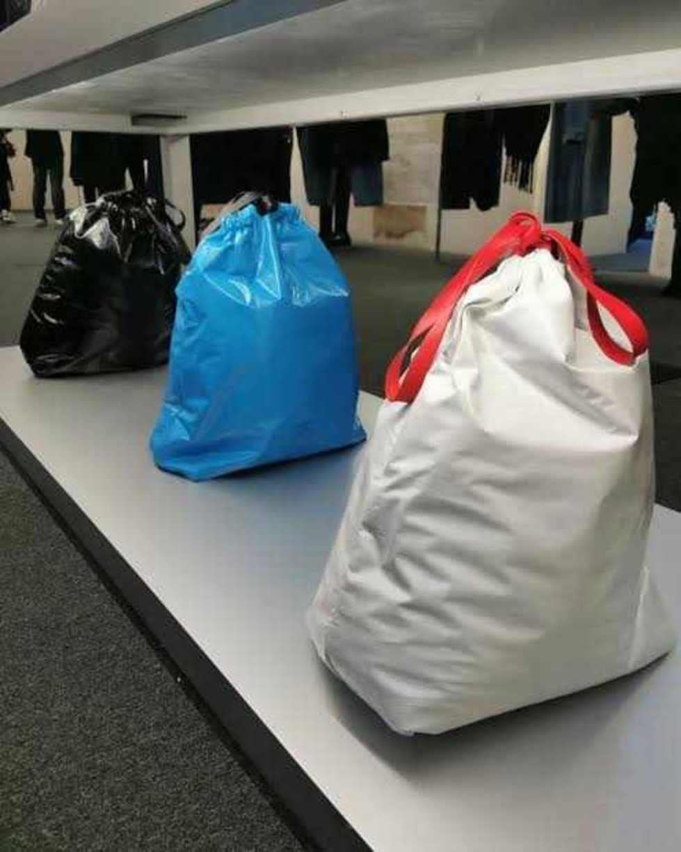 A Balenciaga está vendendo bolsa estilo saco de lixo