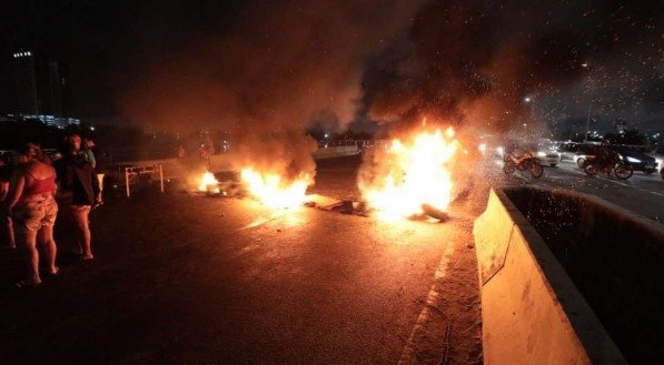 Moradores das palafitas do Pina protestam e cobram apoio da prefeitura do Recife