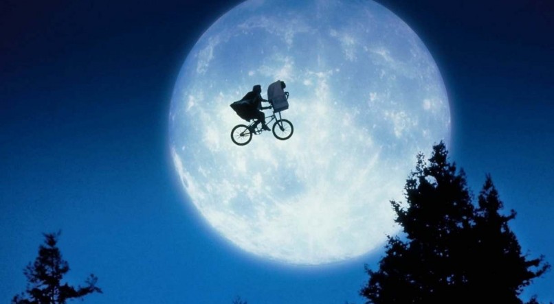 SUCESSO E.T., O Extraterrestre, que eternizou esta cena da bicicleta passando silhuetada pela lua, foi exibido no Festival de Cannes, em maio de 1982, e no mês seguinte estreou nos EUA; ao Brasil, chegou no Natal daquele ano