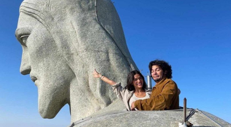 Bruna Marquezine e Xolo Maridueña em visita ao Cristo Redentor