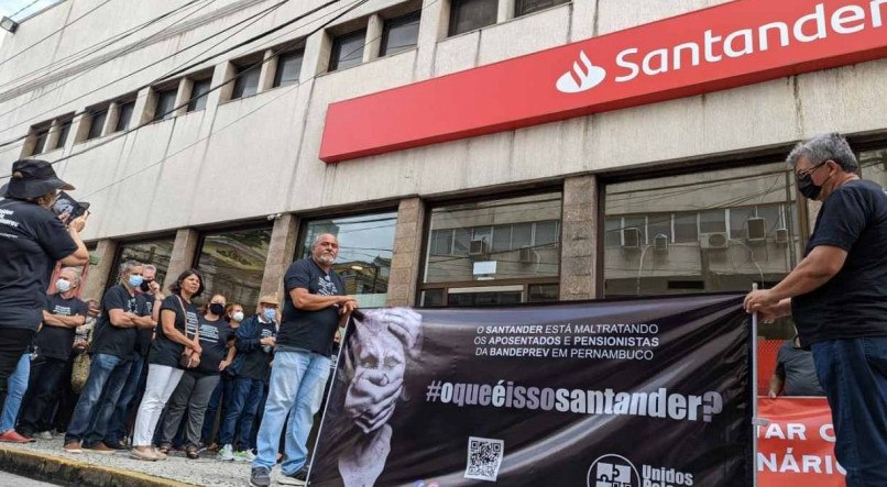 Os aposentados do extinto Bandepe fizeram protesto  na frente da agência do Santander na Rua do Imperador, bairro de Santo Antônio, região central do Recife.
