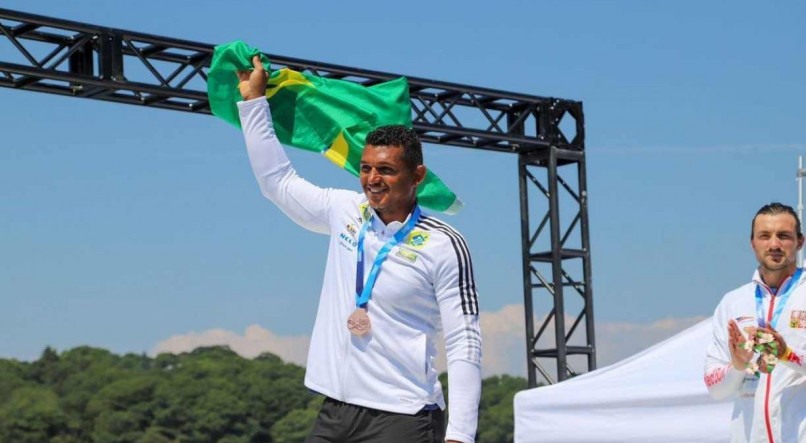 O canoísta Isaquias Queiroz chegou à sua sétima medalha de ouro ao vencer a prova do C1 500 metros