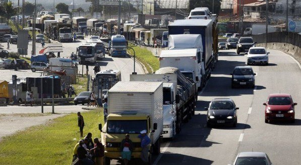 Por volta das 10 horas da manh&atilde; desta segunda-feira (31), a PRF informou que havia 47 pontos de bloqueio ou aglomera&ccedil;&atilde;o em rodovias de 11 Estados e do Distrito Federal. O n&uacute;mero havia diminu&iacute;do. Mais cedo, segundo a corpora&ccedil;&atilde;o, os obst&aacute;culos no Pa&iacute;s chegaram a 70