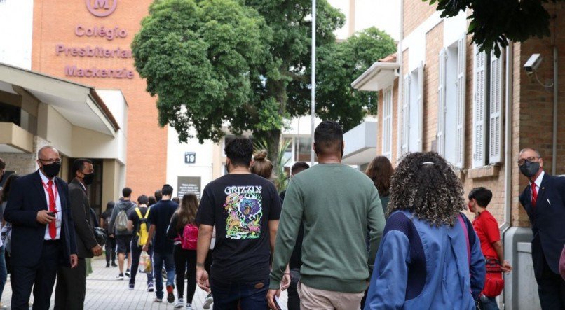 São Paulo - Entrada dos estudates para realização do primeiro dia de provas do Exame Nacional do Ensino Médio - Enem, na Universidade Presbiteriana Mackenzie.