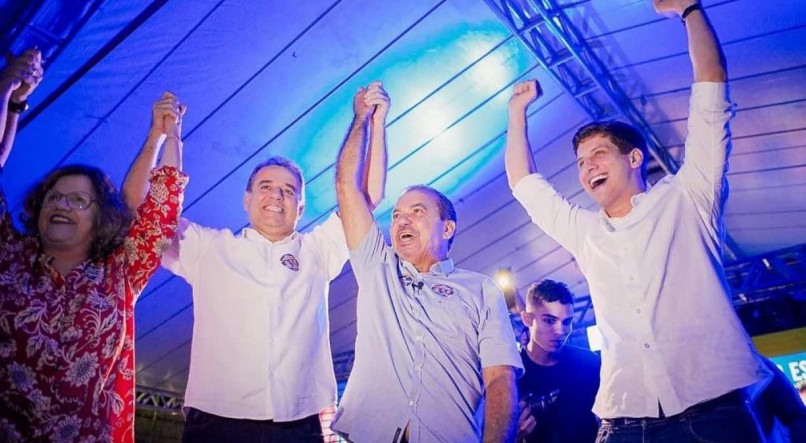 Ao lado do vereador Hélio Guabiraba, Danilo Cabral fez evento no Recife, nesta segunda