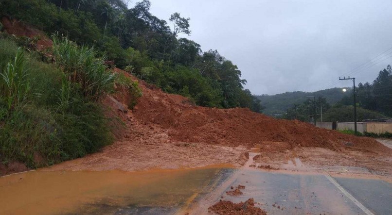 Deslizamento de barreira na rodovia SC-108, altura do KM 35.550, em Guaramirim, Santa Catarina