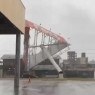 CICLONE EM SANTA CATARINA: Passagem de ciclone derruba outdoor em cima de carro, em Santa Catarina