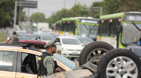 Carro bate em retroescavadeira e capota na PE 01, sentindo Olinda, na altura do Espaço Ciência. BRUNO CAMPOS/ JC IMAGEM