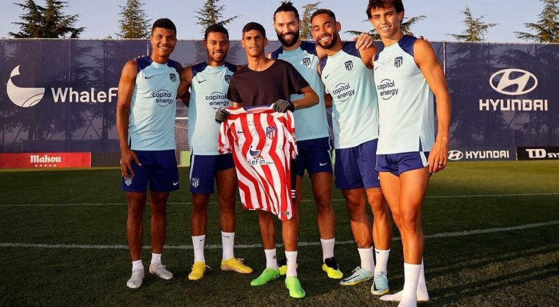 Iran Ferreira, o Luva de Pedreiro, posa para foto com jogadores do Atlético de Madrid