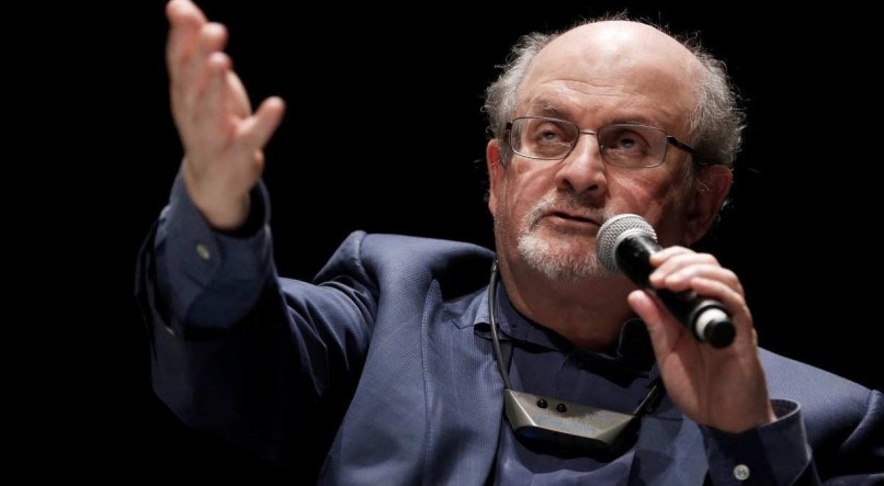 A polícia do estado de Nova York informou que Salman Rushdie foi apunhalado no pescoço nesta sexta-feira (12)