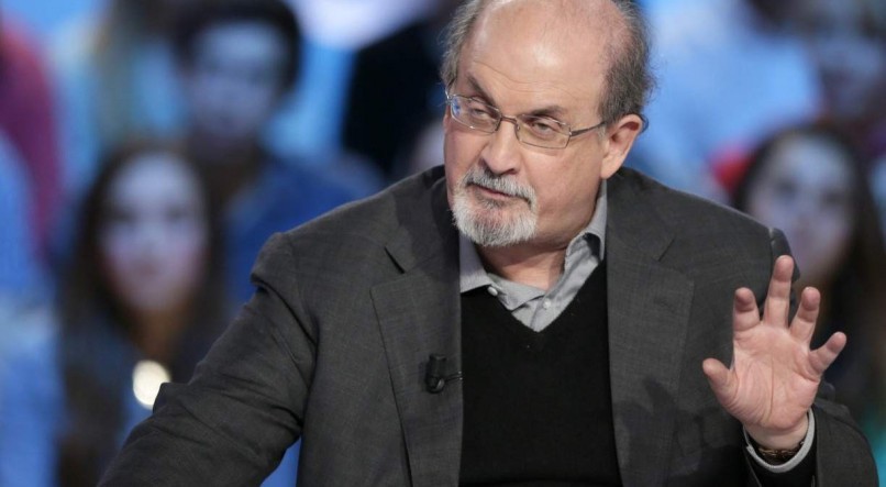 CRIME Na última sexta (12), Rushdie foi esfaqueado antes de uma palestra