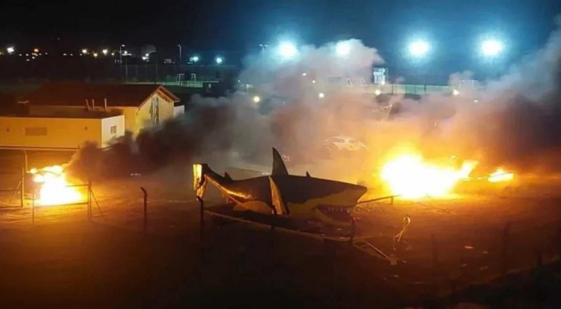 Torcedores do Aldosivi, da Argentina, incendeiam carros de jogadores e de membros da comissão técnica
