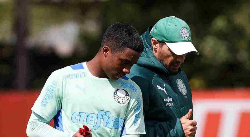 Endrick e Abel Ferreira batem papo durante treino do Palmeiras