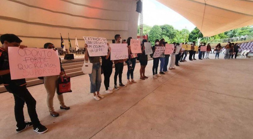 Alunos do curso de odontologia realizaram protesto durante entrega de medalhas comemorativas dos 75 anos da UFPE