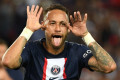 Jogador Neymar se envolve em confusão durante Tardezinha de Thiaguinho e precisa ser contido por seguranças; assista vídeo