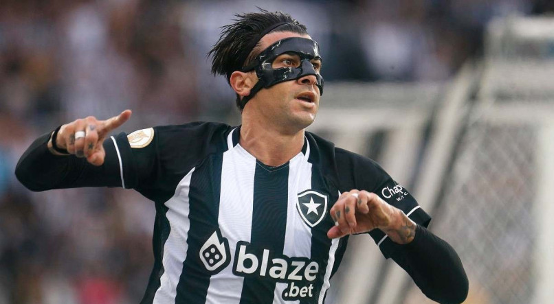 Victor Cuesta &eacute; titular na zaga do Botafogo contra o Athletico-PR pela 28&ordf; rodada do Brasileir&atilde;o