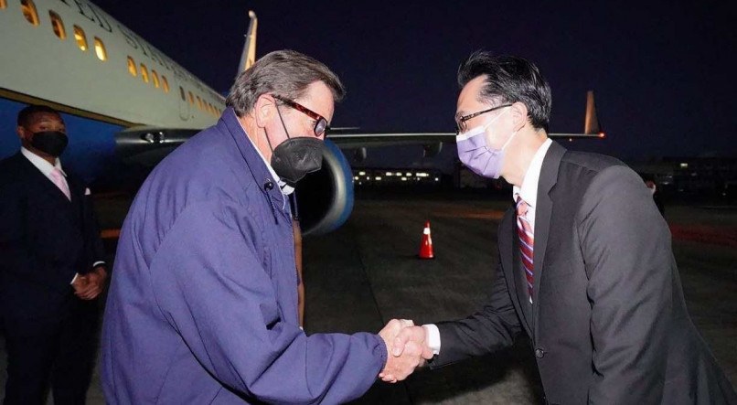 Representante dos EUA John Garamendi cumprimenta o diplomata taiwanês Douglas Yu-tien Hsu  