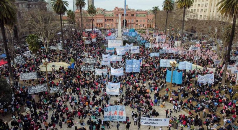 Protesto em frente à Casa Rosada, sede do governo argentino, no dia 10 de agosto