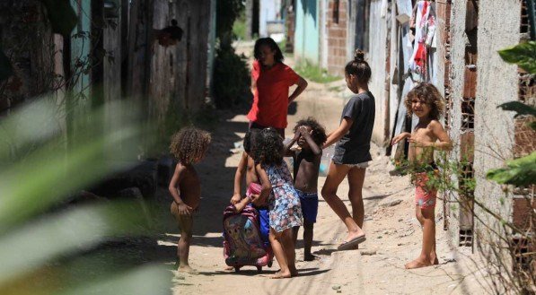 No Brasil, foram registradas em 2022, 31,9 milhões de crianças e adolescentes em situação de pobreza multidimensional