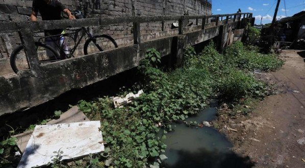 Especial Eleições 2022 - Fome e pobreza serão desafios dos governantes a partir do próximo ano. Comunidade do Arcoíris, em Capina do Barreto, no Recife, é retrato dessa situação. Fome - Pobreza - crianças - Esgoto - Lixo - Animal Morto - Canal - Analfabetismo - Auxílio Emergencial - WhatsApp - Prefeitura do Recife - QR Code - Aluno Escola