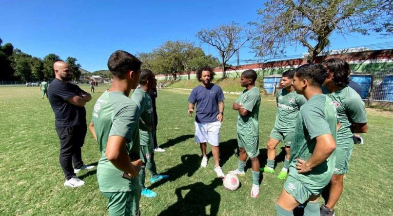 Marcelo conversa com jogadores da base do Fluminense no CT das Laranjeiras