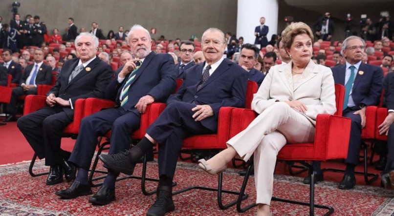 Posse de Alexandre de Moraes como presidente do TSE. Dilma e Temer foram separados pelos ex-presidentes Lula e Sarney. Lula passou a noite toda conversando com o ex-vice de sua aliada. 