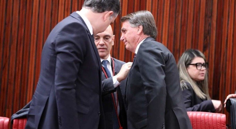 Posse de Alexandre de Moraes como presidente do TSE, Moraes junto com Bolsonaro e Rodrigo Pacheco. Medidas do ministro foram vistas como ataque pelo presidente da Rep&uacute;blica 