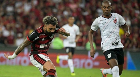 Gabigol e Fernandinho durante Athletico-PR x Flamengo.