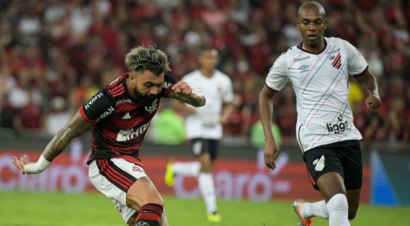 Gabigol e Fernandinho durante Athletico-PR x Flamengo.