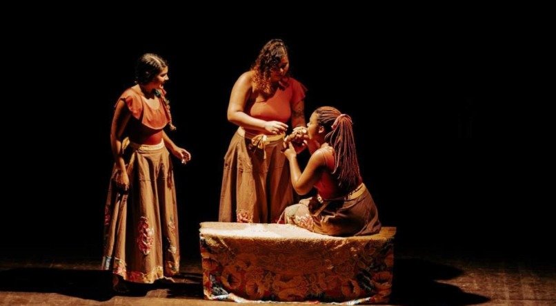 Espetáculo 'Na Bagagem da Poesia' estreia o projeto "Terça em Cena"