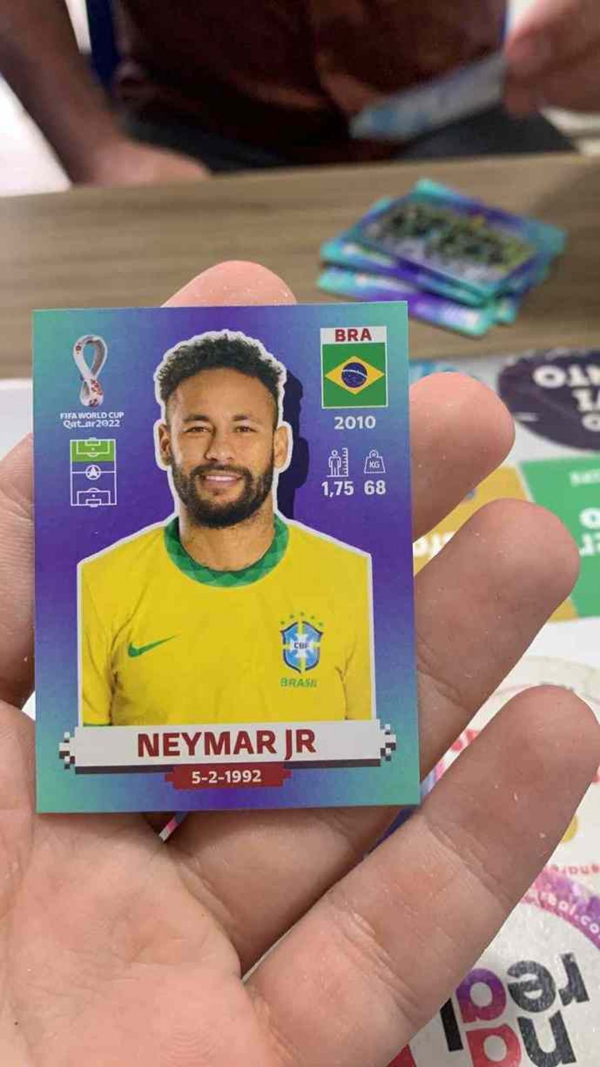 Colecionadores usam balança de precisão para achar 'figurinhas raras' do  álbum da Copa do Mundo - Jogada - Diário do Nordeste