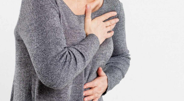 A dor no peito é um sinal clássico de problemas no coração. Pode ser uma sensação de pressão, aperto ou queimação. 