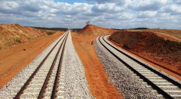 A Transnordestina deriva para Pecém(CE) no município de Salgueiro, no Sertão pernambucano.