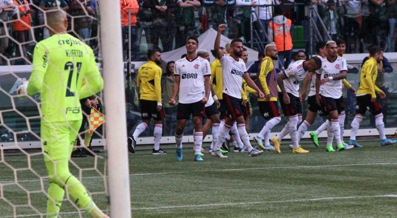 Jogadores do Flamengo comemoram gol no Palmeiras em pleno Allianz Parque