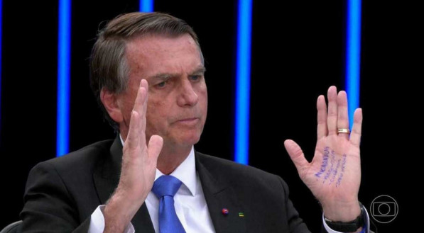 Bolsonaro usou cola na mão durante entrevista no Jornal Nacional, da TV Globo