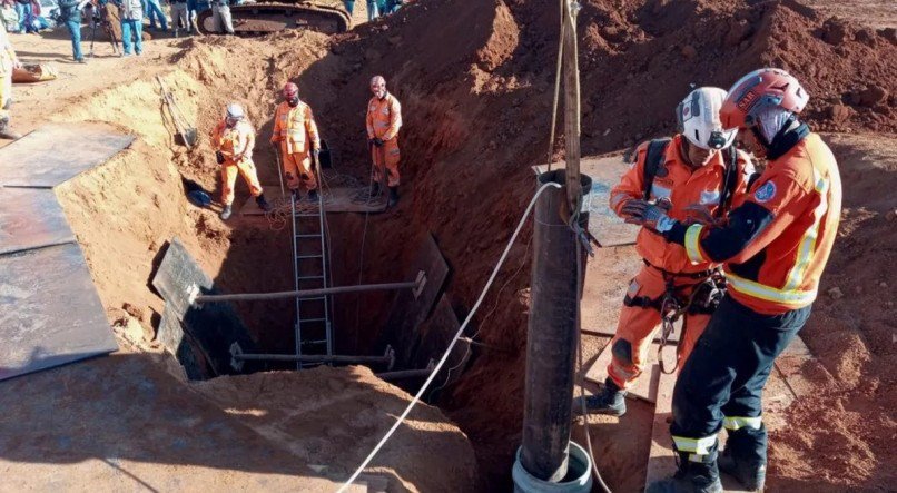 Bombeiros trabalham no resgate do menino que caiu em buraco de 8 metros em MG