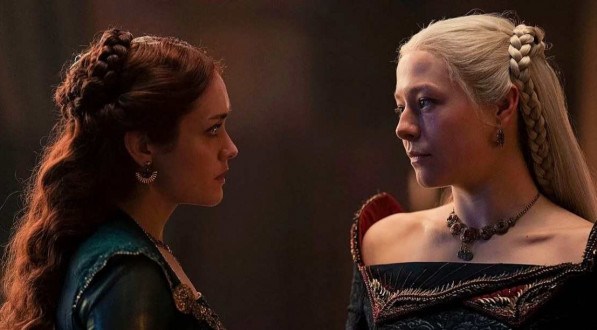 Rhaenyra Targaryen (Emma D'Arcy) e Alicent Hightower (Olivia Cooke) na fase adulta em A Casa do Dragão