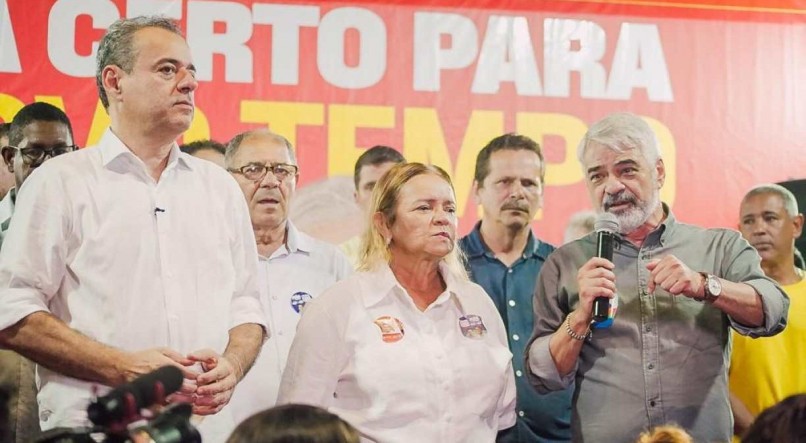 O senador Humberto Costa, em caminhada em Camaragibe, na Região Metropolitana do Recife, falou sobre a importância de eleger o time de Lula em Pernambuco