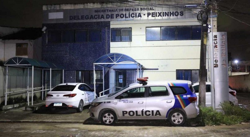 Delegacia de Peixinhos, em Olinda, fechada à noite