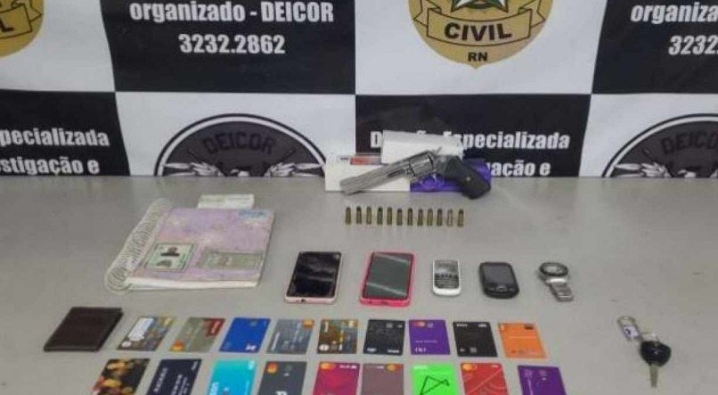 Junto ao suspeito, foram encontrados um revólver calibre .38 com 12 munições intactas, além de vários cartões de crédito, um veículo novo, alguns aparelhos celulares e um caderno com muitas anotações relativas ao tráfico de drogas