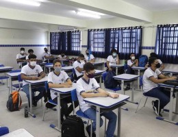 A rede estadual de Pernambuco tem cerca de 35 mil professores, 533 mil alunos e 1.059 escolas. 

