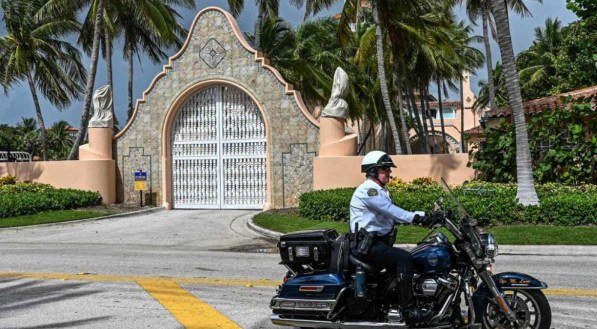 Trump possuía documentos ultrassecretos, diz Departamento de Justiça em mandado divulgado nos EUA