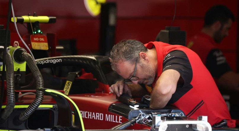 Mecânico faz ajustes em carro da Ferrari na Fórmula 1