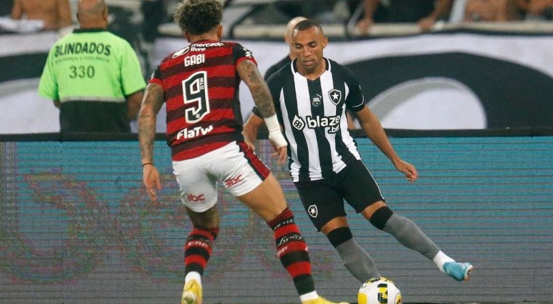 Lance da partida entre Botafogo x Flamengo.