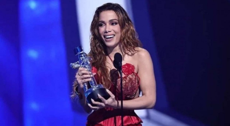 Anitta recebendo um prêmio do Video Music Awards 2022 (VMAs)
