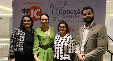 A jornalista Cinthya Leite ao lado dos convidados Dra. Ligia Pessoa de Melo, Dra. Márcia Cristina e o psicólogo Marcondes Pereira