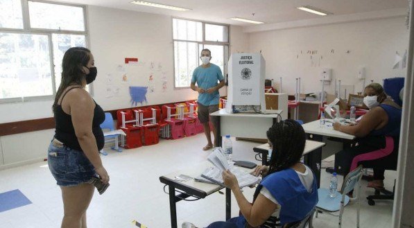 TSE aprova texto que proíbe eleitor de levar telefone para urna; confira detalhes