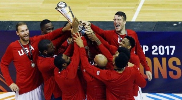 Estados Unidos com a taça da Copa América de basquete masculino de 2017