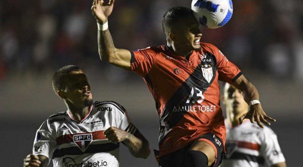 Leo Pereira marcou o terceiro gol do Atlético-GO sobre o São Paulo na semifinal da Sul-Americana