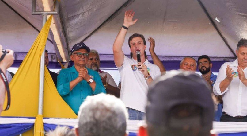Miguel Coelho (UB) em comício realizado em Quixaba